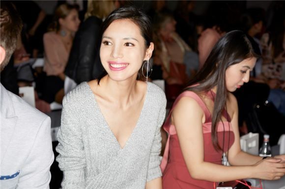 Linda赴澳出席时装周  秀场小性感锁骨惹眼